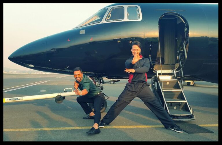 Akshay Kumar Instagram - Tiger & I, off in our Black Ninja Jet to congratulate all my Karate Kudo students who have fought so well in my international tournament ;)