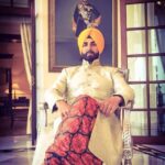 Akshay Kumar Instagram - Live life SINGH size! All geared up for the Singh Is Bliing fashion show in Delhi today.