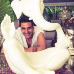 Akshay Kumar Instagram - Resting in the heart of my favourite Ganeshji...it's time to bid goodbye. Avoid making unnecessary noise & stay safe during visarjan.