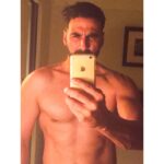 Akshay Kumar Instagram - It's been a while friends, wishing u all a happy #Sunday. Enjoy my very first Selfish #Selfie ;) #Brothers #FitTheHealthyWay #IfICanDoItSoCanYou