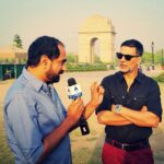 Akshay Kumar Instagram - A humbling start to a busy day, in-depth discussions outside our Great India Gate. #GabbarIsBack #Patriot #RightAndWrong