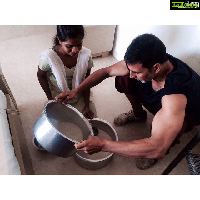 Akshay Kumar Instagram - Today's #Holi made extra special with some thandai made by yours truly :) Happy Holi everyone, be safe.