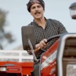 Akshay Kumar Instagram - Presenting the Massey Ferguson DYNATRACK Series! Dhulai ho ya Kheti - Massey DYNATRACK se Bada Allrounder koi nahi. Visit this link to Book Online NOW! http://masseyfergusonindia.com/DYNATRACK  @tafecorporate @masseyfergusonindia  #Ad #TAFE  #CultivatingTheWorld #MasseyFerguson #YehMasseyHai #IndiaKaTractor