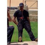 Akshay Kumar Instagram - Warming up & getting the feel of the ropes 4 the final abseil ;) Keep ur eyes open tonight 4 #Baby's stunt in the desert!