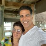 Akshay Kumar Instagram - Happy place = Happy face 🏝 We are grateful for this getaway in the middle of a pandemic! #GratitudeIsTheBestAttitude #BeachTime