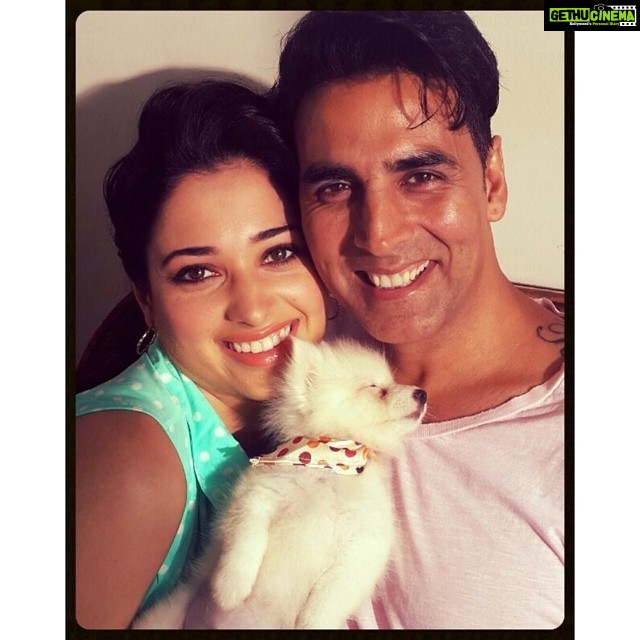 Akshay Kumar Instagram - Here's a cute pic to start off your week from the #ItsEntertainment team. It seems this little one had a rocking weekend, so still catching up on sleep ;)