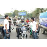 Akshay Kumar Instagram - Proud of my Nagpur fanclub for successfully completing the road safety awareness drive in Nagpur yesterday. They greeted commuters wearing helmets and seat belts with flowers and educated others on the importance of road safety. Superb effort, keep it up guys!