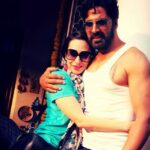 Akshay Kumar Instagram - What a beautiful #BlastFromMyPast! My 1st Heroine came to wish me luck for my new film! #KarismaKapoor u still Rock;)