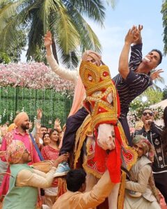 Akshay Kumar Instagram - If I were to describe the year gone by, that’s exactly how it would be...topsy-turvy with some ups and downs but eventually we managed to hold on. Hope the coming year brings with it lots of #GoodNewwz 🤞🏻🤞🏻🤞🏻#1YearOfGoodNewwz

@kareenakapoorkhan @diljitdosanjh @kiaraaliaadvani @karanjohar @apoorva1972 @shashankkhaitan @raj_a_mehta @somenmishra @zeestudiosofficial @dharmamovies #CapeOfGoodFilms @zeemusiccompany