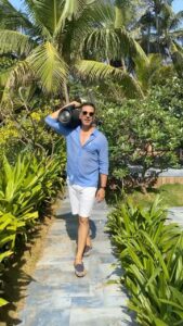 Akshay Kumar Instagram - ये हाथों से यूँ फिसला है … हो जैसे रेत ज़रा सी 
This song is playing on the loop, not just on the speaker but in my mind. Now I know what it feels like to have a song stuck in the head. Beautiful melody, beautiful feeling. 
#HolidayMood #GratefulLife