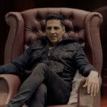Akshay Kumar Instagram - Maniesh...itna confuse hone ki baat hi nahi hai. Tu mujhse hi baat kar raha tha....ya shayad koi aur bhi tha wahan? Kal pata chalega..stay tuned! #LaxmmiBomb #FoxStarStudios #DisneyPlusHotstarMultiplex #YehDiwaliLaxmmiBombWali!💥 @manieshpaul @kiaraaliaadvani @offl_lawrence @shabskofficial @tusshark89 @foxstarhindi @disneyplushotstarvip #CapeOfGoodFilms #ShabinaaEntertainment #TussharEntertainmentHouse @zeemusiccompany