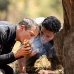 Akshay Kumar Instagram – Rasode mein Bear tha😂😂😂 Any guesses on what is he cooking?
#IntoTheWildWithBearGrylls @beargrylls @discoveryplusindia @discoverychannelin