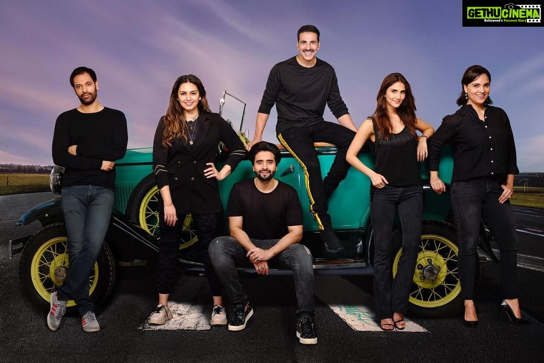 Akshay Kumar Instagram - Looking forward to doing what we do best! Time we get back to work! #Bellbottom to go on floors next month. #VashuBhagnani @_vaanikapoor_ @iamhumaq @larabhupathi @ranjitmtewari @jackkybhagnani @deepshikhadeshmukh @onlyemmay @madhubhojwani @nikkhiladvani @emmayentertainment @pooja_ent