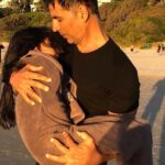 Akshay Kumar Instagram - I’m sure watching your child fall asleep in your arms gives you as much peace as practicing yoga :) Wishing all the amazing fathers, Happy #FathersDay and Happy #InternationalYogaDay everyone!