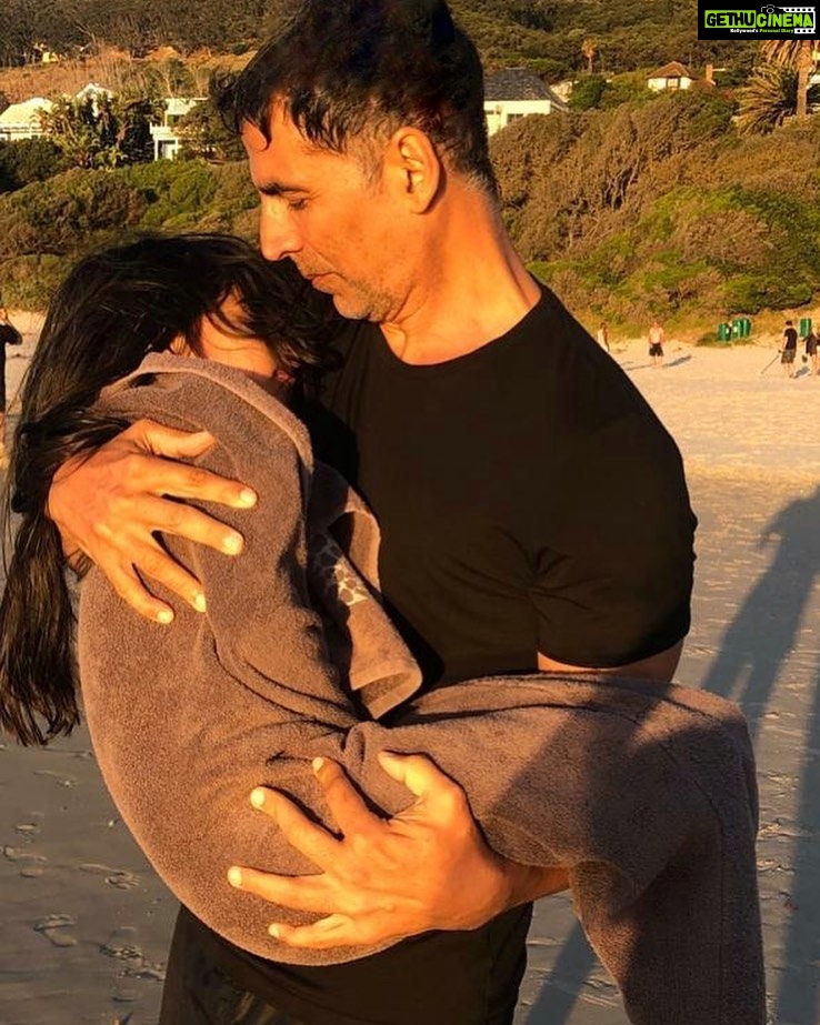 Akshay Kumar Instagram - I’m sure watching your child fall asleep in your arms gives you as much peace as practicing yoga :) Wishing all the amazing fathers, Happy #FathersDay and Happy #InternationalYogaDay everyone!