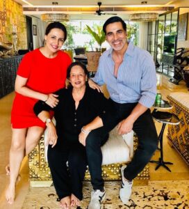 Akshay Kumar Instagram - Even in this day and age, you’re the only one whose one hand on my head can comfort me in troubled times because I know there’s nothing I can’t do with your blessings maa. Happy #MothersDay ♥️