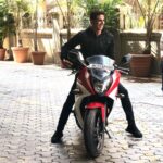 Akshay Kumar Instagram – Veer Sooryavanshi ditched the helicopter for a bike to beat the Mumbai traffic for the #SooryavanshiTrailer launch today😜