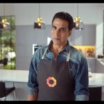 Akshay Kumar Instagram - Nakshe wali rotiyon se lacche wale paratho tak, kache kache chawal se mind-blowing biryani tak, ghar ke khane ka safar kabhi khatam thodi hota hai! Aadhe tedhe experiment kar ke hi toh lazeez recipes banti hai. Aur jab sab roz kuch naya banaye tabhi toh, ghar ka khana ghar ka khana hota hai! #RuknaMat @fortune.foods #Ad