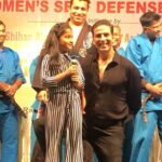 Akshay Kumar Instagram - So happy to meet this young little girl at the graduation day of our Womens Self Defense Center today and it is this confidence in her to take on the world which encourages our team to keep going 👏👏 #WSDC @adityathackeray