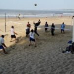 Akshay Kumar Instagram - Joined these boys for a game of volleyball this morning at the beach. You don’t always need a gym to exercise, mix it up...it’s fun.