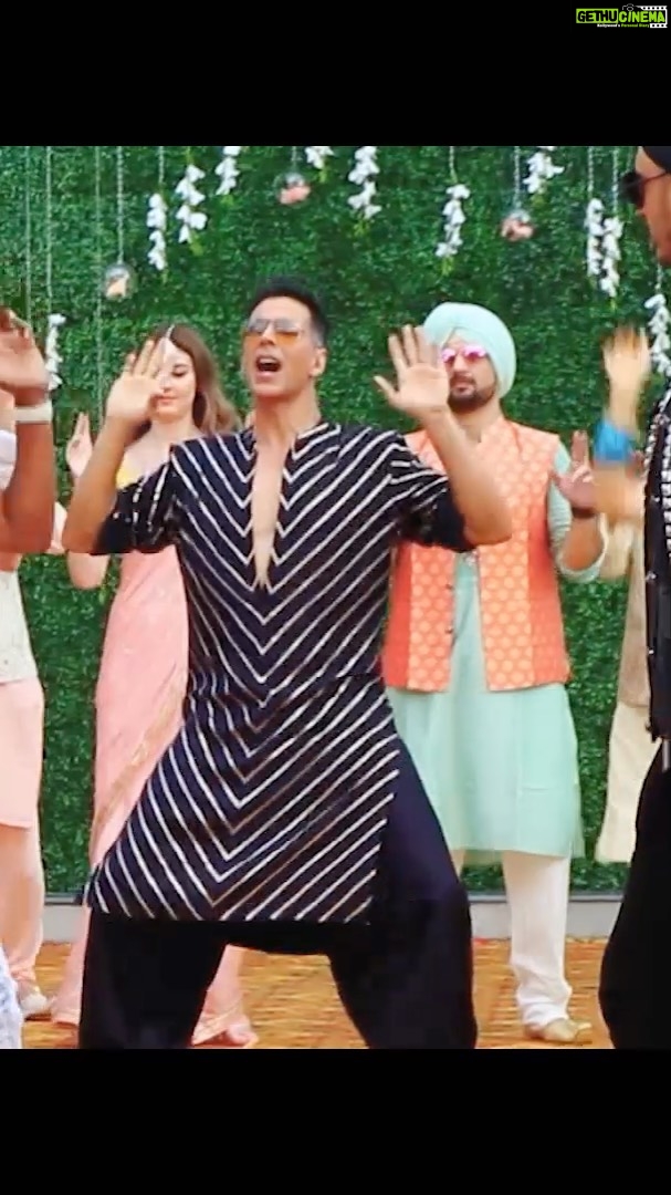 Akshay Kumar Instagram - When there's Bhangra involved, it's gotta be fun! #SaudaKharaKhara making out now! #GoodNewwz #KareenaKapoorKhan @diljitdosanjh @kiaraaliaadvani @karanjohar @apoorva1972 @shashankkhaitan @raj_a_mehta @somenmishra @sukhbir_singer @dhvanibhanushali22 @dj.lijo @djchetas @kumaarofficial @azeemdayani @zeestudiosofficial @dharmamovies #CapeOfGoodFilms @zeemusiccompany