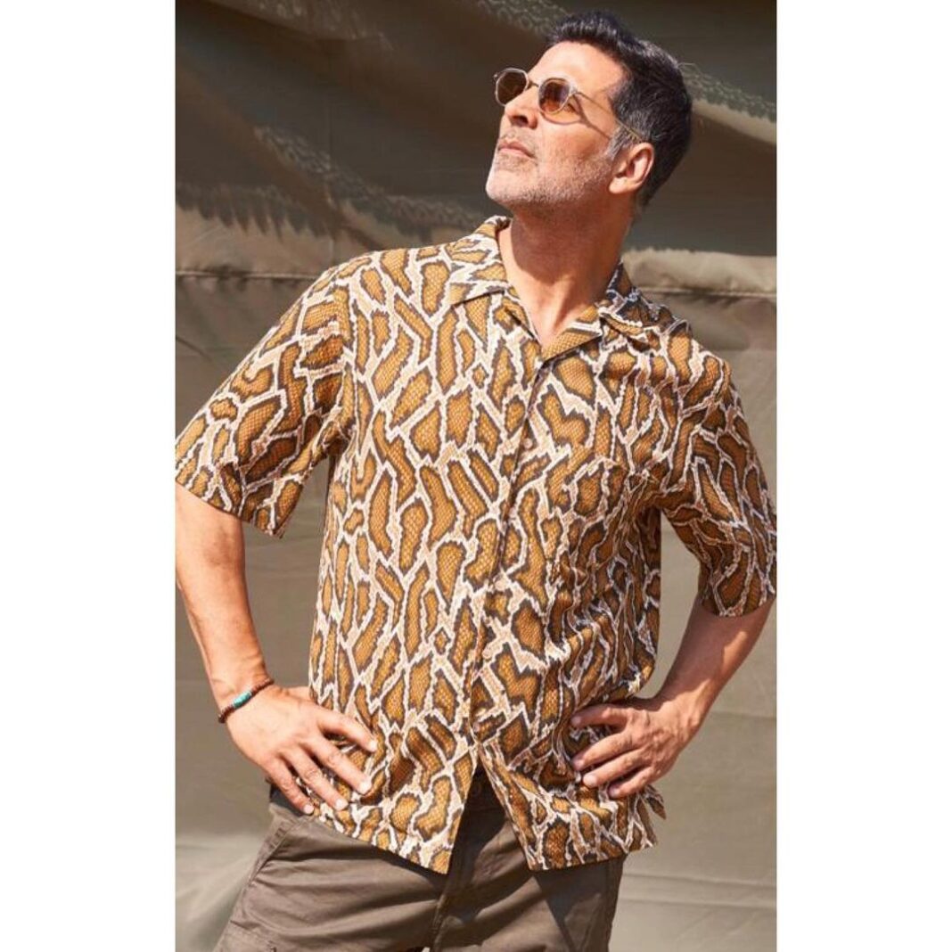 Akshay Kumar Instagram - Side wala swag! That’s my waiting pose for #Sooryavanshi to hit cinemas on 5th Nov. Strike your favourite pose and share it with hashtag #WaitingPoseForSooryavanshi. I would invite the coolest ones to pose with me in real. Jaldi karo, I am waiting 😊
