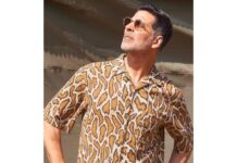 Akshay Kumar Instagram - Side wala swag! That’s my waiting pose for #Sooryavanshi to hit cinemas on 5th Nov. Strike your favourite pose and share it with hashtag #WaitingPoseForSooryavanshi. I would invite the coolest ones to pose with me in real. Jaldi karo, I am waiting 😊