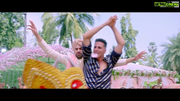 Akshay Kumar Instagram - Bhangra makes a glam comeback! #SaudaKharaKhara out TOMORROW!🙌🏻 #GoodNewwz #KareenaKapoorKhan @diljitdosanjh @kiaraaliaadvani @karanjohar @apoorva1972 @shashankkhaitan @raj_a_mehta @somenmishra @sukhbir_singer @dhvanibhanushali22 @dj.lijo @djchetas @azeemdayani @zeestudiosofficial @dharmamovies #CapeOfGoodFilms @zeemusiccompany