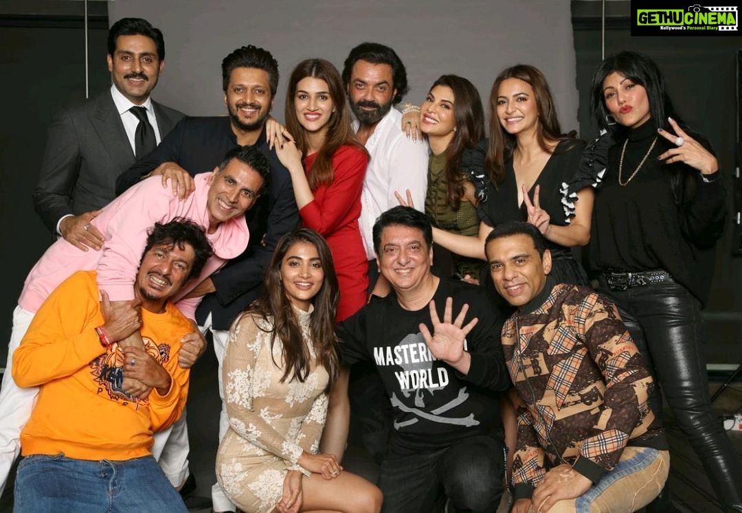 Akshay Kumar Instagram - Last night was a #HouseFull of fun with friends from Housefull 1, 2, 3 and 4🕺Gearing up for 5? I don’t know 😜😂 @bachchan @riteishd @kritisanon @iambobbydeol @jacquelinef143 @kriti.kharbanda @wardakhannadiadwala @chunkypanday @hegdepooja @farhadsamji #SajidNadiadwala