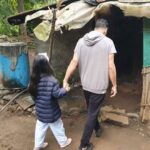 Akshay Kumar Instagram – Today’s morning walk turned into a life lesson for the little one. We walked into this kind, old couple’s house for a sip of water and they made us the most delicious gur-roti. Truly, being kind costs nothing but means everything!