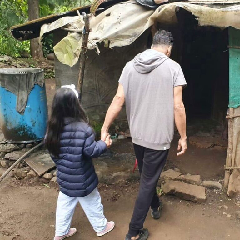 Akshay Kumar Instagram - Today’s morning walk turned into a life lesson for the little one. We walked into this kind, old couple’s house for a sip of water and they made us the most delicious gur-roti. Truly, being kind costs nothing but means everything!