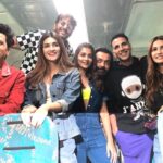 Akshay Kumar Instagram – It’s a HouseFull of smiles as the #Housefull4Express journey kickstarts 🚋 #HouseFull4 @riteishd @iambobbydeol @kritisanon @hegdepooja @kriti.kharbanda @chunkypanday