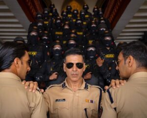 Akshay Kumar Instagram - The desi Avengers of the Cop universe! When Bajirao ‘Singham’ meets Sangram ‘Simmba’ Bhalerao meets Veer #Sooryavanshi, expect not just fireworks but a full-blown blast on 27th March, 2020☄️🔥☄️ @ajaydevgn @ranveersingh @katrinakaif @itsrohitshetty @karanjohar @reliance.entertainment @rohitshettypicturez @dharmamovies #CapeOfGoodFilms