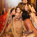 Akshay Kumar Instagram - Love, laughter and more at the #Housefull4 trailer launch today Trailer out now! Takliya 👨‍🦲🙋🏻‍♂️😂😂 (LINK IN BIO) @riteishd @iambobbydeol @kritisanon @hegdepooja @kriti.kharbanda