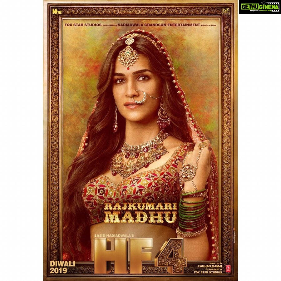 Akshay Kumar Instagram - Miliye Sitamgarh ki Rajkumari Madhu πΈπ» aur London ki Kriti se. Ek ne kahani shuru ki aur doosri usse khatam karegi. Jaaniye kaise in the #Housefull4 Trailer πΏ on 27th September. #SajidNadiadwala @kritisanon @farhadsamji @wardakhannadiadwala @foxstarhindi @nadiadwalagrandson