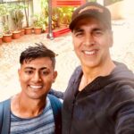 Akshay Kumar Instagram - It’s always great to meet you all and I’m grateful for all the love you give me but a request to please not do these things...focus your time, energy and resources in bettering your life, that’ll make me the happiest 🙏🏻 Wishing Parbat all the very best