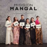 Akshay Kumar Instagram - ‪Tayyar ho jaeye apni puri family ke saath Mangal pahunchne ke liye! Book your tickets for‬ #MissionMangal NOW! Link in bio. @balanvidya @taapsee @aslisona @nithyamenen @iamkirtikulhari @foxstarhindi #JaganShakti #CapeOfGoodFilms #HopeProductions