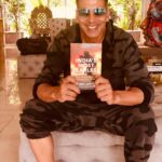 Akshay Kumar Instagram - ‪I’m not much into books, but today as we pay tribute to our brave martyrs on 20 years of #KargilVijayDiwas, I’ve picked up #IndiasMostFearless 2 by #ShivAroor & #RahulSingh . May we never forget our soldiers whose courage and heroism lets us live in peace, day after day.‬