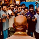 Akshay Kumar Instagram - When your Action is over and the only thing left to do is Shoot the Fight Master 🔫 #Sooryavanshi giving Love to The Big Man with the Golden Head who kept us all alive during this Epic Crazy month 👊🏼