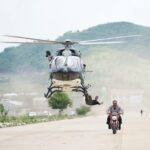 Akshay Kumar Instagram - Casually hanging, off a helicopter...just another day on the sets of #Sooryavanshi 😎 P.S. Do NOT try this on your own, all stunts are performed under expert supervision 🙏🏻