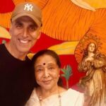 Akshay Kumar Instagram - It was so lovely meeting the wonderful @asha.bhosle ji today. Chai and some fun chatter made for a perfect Sunday evening!