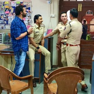Akshay Kumar Instagram - So many families would be thanking Sh Uddhav Thackeray today! Grateful for allowing the reopening of cinema halls in Maharashtra from Oct 22. Ab kisi ke roke na rukegi - AA RAHI HAI POLICE 
#Sooryavanshi #Diwali2021 

@itsrohitshetty @ajaydevgn @ranveersingh @katrinakaif @reliance.entertainment @dharmamovies @tseries.official #CapeOfGoodFilms