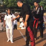 Akshay Kumar Instagram - Happy to see a turnout of 2000 plus girls from nearby schools at our self defense training camp in Thane today. The workshop was to teach them some basic self defense techniques. Hoping it was helpful and to see more of them at our training centre. @adityathackeray