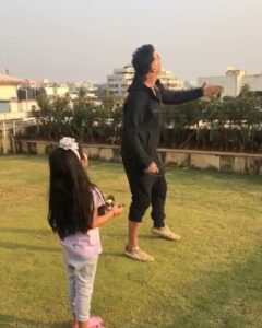 Akshay Kumar Instagram - Meet daddy’s little helper 😁 Continuing our yearly father-daughter ritual of flying kites soaring high in the sky! #HappyMakarSankranti everyone