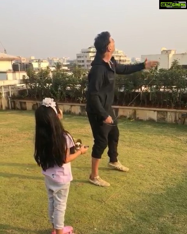 Akshay Kumar Instagram - Meet daddy’s little helper 😁 Continuing our yearly father-daughter ritual of flying kites soaring high in the sky! #HappyMakarSankranti everyone