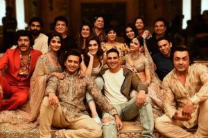 Akshay Kumar Instagram - While we have called it a 'wrap' for #Housefull4, fun never ends..See you all in 2019! @riteishd @kritisanon @kriti.kharbanda @iambobbydeol @hegdepooja @ranadaggubati @chunkypanday @farhadsamji #SajidNadiadwala @foxstarhindi @nadiadwalagrandson @wardakhannadiadwala