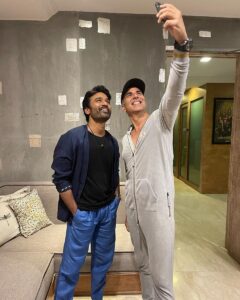 Akshay Kumar Instagram - Today my #AtrangiRe co-star @dhanushkraja came calling. ‘Sir, I always look up to you,’ he said. I replied, ‘I look up to your amazing talent.’ Then we both looked up. And this happened 😊