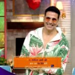Akshay Kumar Instagram - Naya season hai to bezzati bhi nayi tarike se hogi, @kapilsharma 😝 Join team #Bellbottom on today’s episode of #TheKapilSharmaShow on @sonytvofficial at 9:30pm. #VashuBhagnani @_vaanikapoor_ @iamhumaq @larabhupathi @ranjitmtewari @jackkybhagnani @deepshikhadeshmukh @onlyemmay @madhubhojwani @nikkhiladvani @emmayentertainment @pooja_ent @aseemarrora #ParveezShaikh