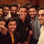 Akshay Kumar Instagram – A Golden Moment with my Team #Gold 
#GoldPromotions @excelmovies @kunalkkapoor @theamitsadh @itsvineetsingh @sunsunnykhez