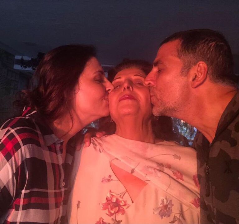 Akshay Kumar Instagram - As the Sun sets in our Home, the Light within us Shines because of this very Woman. Our Mom!! Our Hero!! Our reason for Eternal SunShine!! Happy Mother's Day Everyone ❤❤❤
